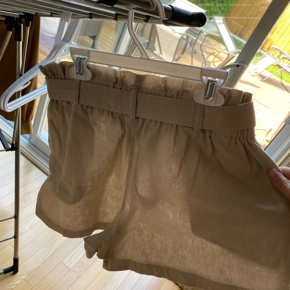 tan shorts, super cute bow as belt - Picture 3 of 4